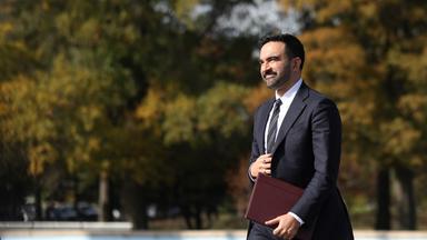 Der gewählte Bürgermeister von New York City, Zohran Mamdani geht zu einer Pressekonferenz im New Yorker Stadtteil Queens. 