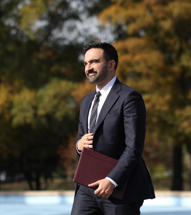 Der gewählte Bürgermeister von New York City, Zohran Mamdani geht zu einer Pressekonferenz im New Yorker Stadtteil Queens. 