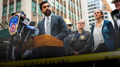 Der New Yorker Bürgermeister Zohran Mamdani spricht über das instabile Gebäude in der 235 East 42nd Street und die umliegenden Gebäude, die wegen Einsturzgefahr evakuiert wurden.