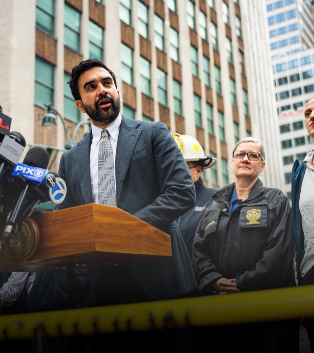 Der New Yorker Bürgermeister Zohran Mamdani spricht über das instabile Gebäude in der 235 East 42nd Street und die umliegenden Gebäude, die wegen Einsturzgefahr evakuiert wurden.