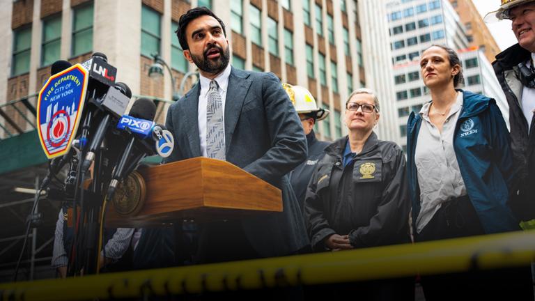 Der New Yorker Bürgermeister Zohran Mamdani spricht über das instabile Gebäude in der 235 East 42nd Street und die umliegenden Gebäude, die wegen Einsturzgefahr evakuiert wurden.