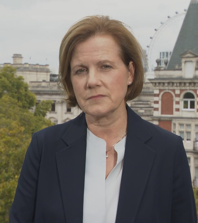 ZDF-Korrespondentin Hilke Petersen auf einer Terrasse in London.