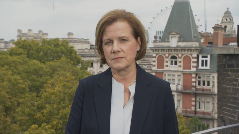 ZDF-Korrespondentin Hilke Petersen auf einer Terrasse in London.