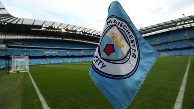 Das Logo von Manchester City auf einer Eckfahne im Stadion