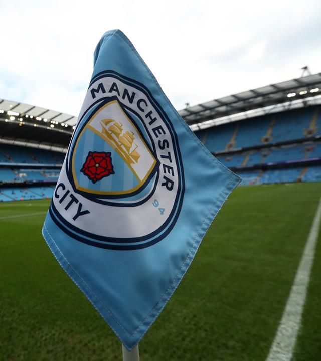 Das Logo von Manchester City auf einer Eckfahne im Stadion