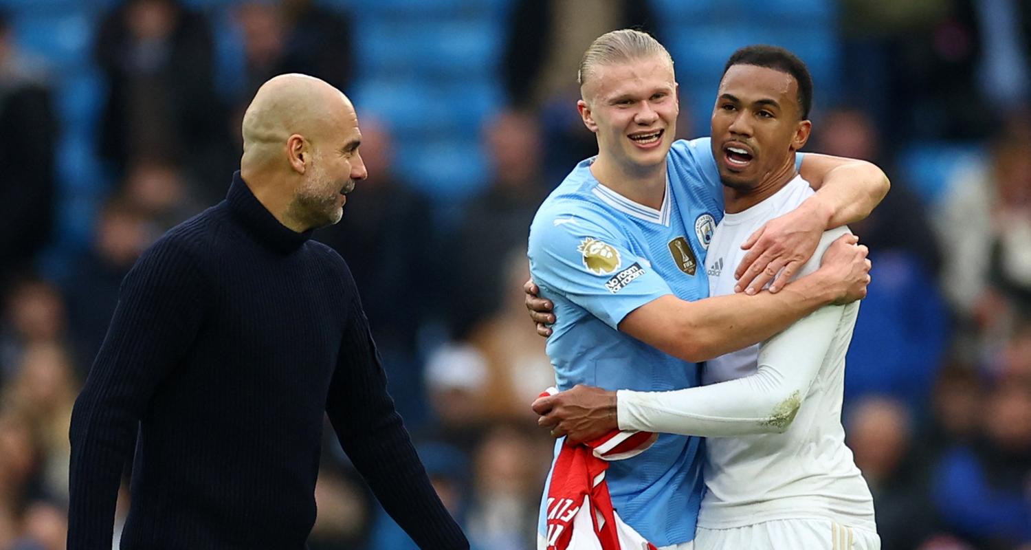 Manchester Citys Trainer Pep Guardiola mit Manchester Citys Erling Haaland und Arsenals Gabriel am 31.03.2024.