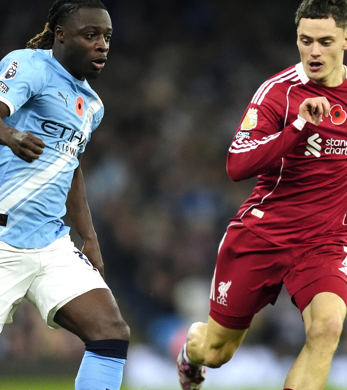 Jeremy Doku (Manchester City, links) und Florian Wirtz (FC Liverpool) im Zweikampf um den Ball, Premier League.