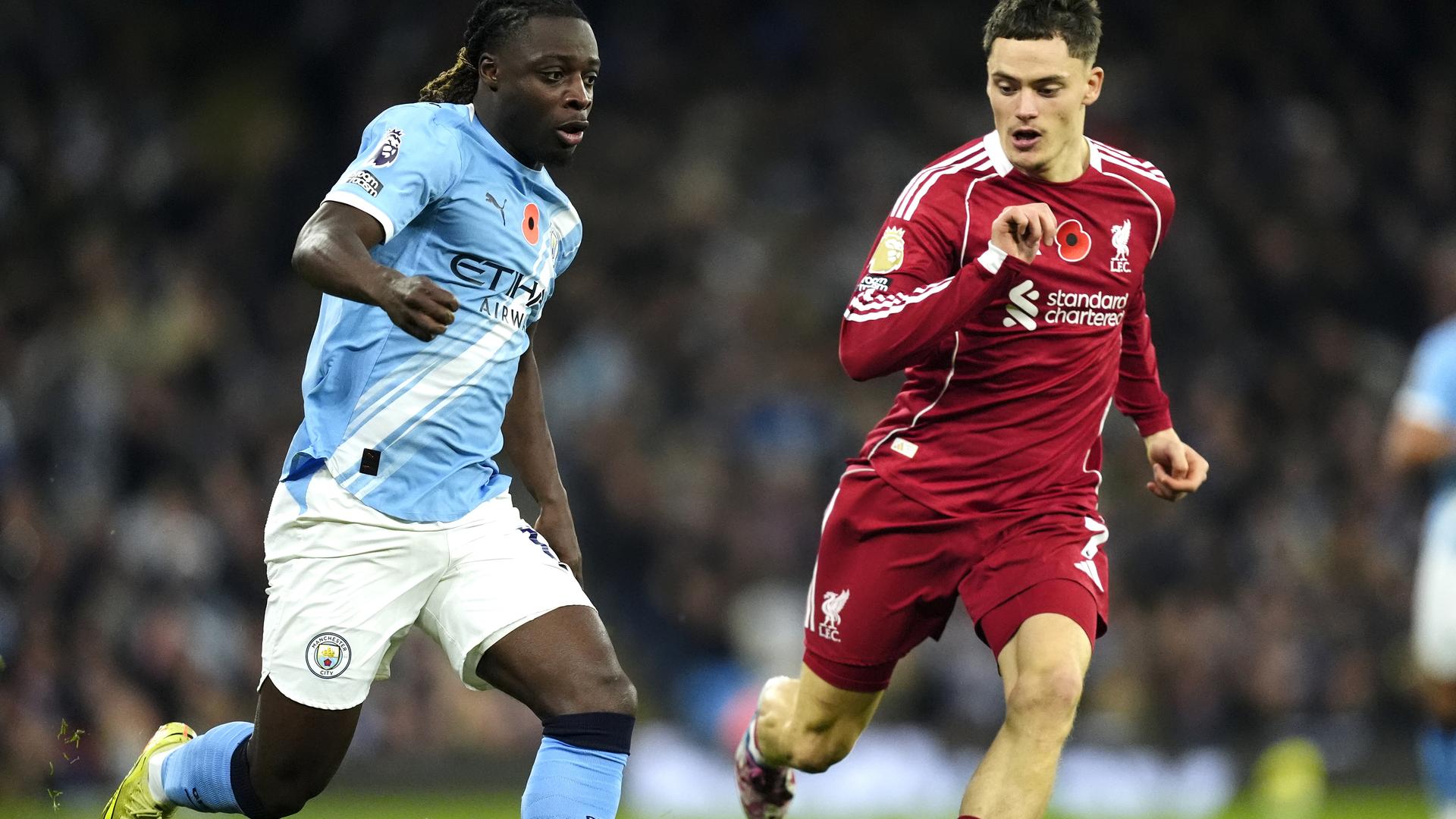 Jeremy Doku (Manchester City, links) und Florian Wirtz (FC Liverpool) im Zweikampf um den Ball, Premier League.