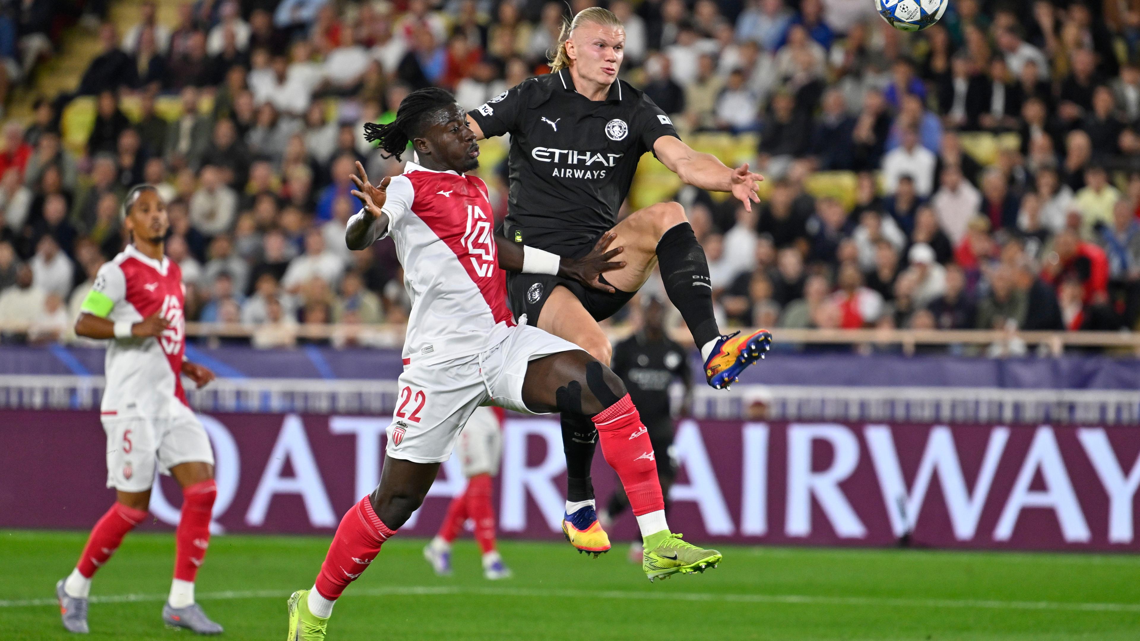 Erling Haaland (Manchester City) und Mohammed Salisu (Monaco) kämpfen. 