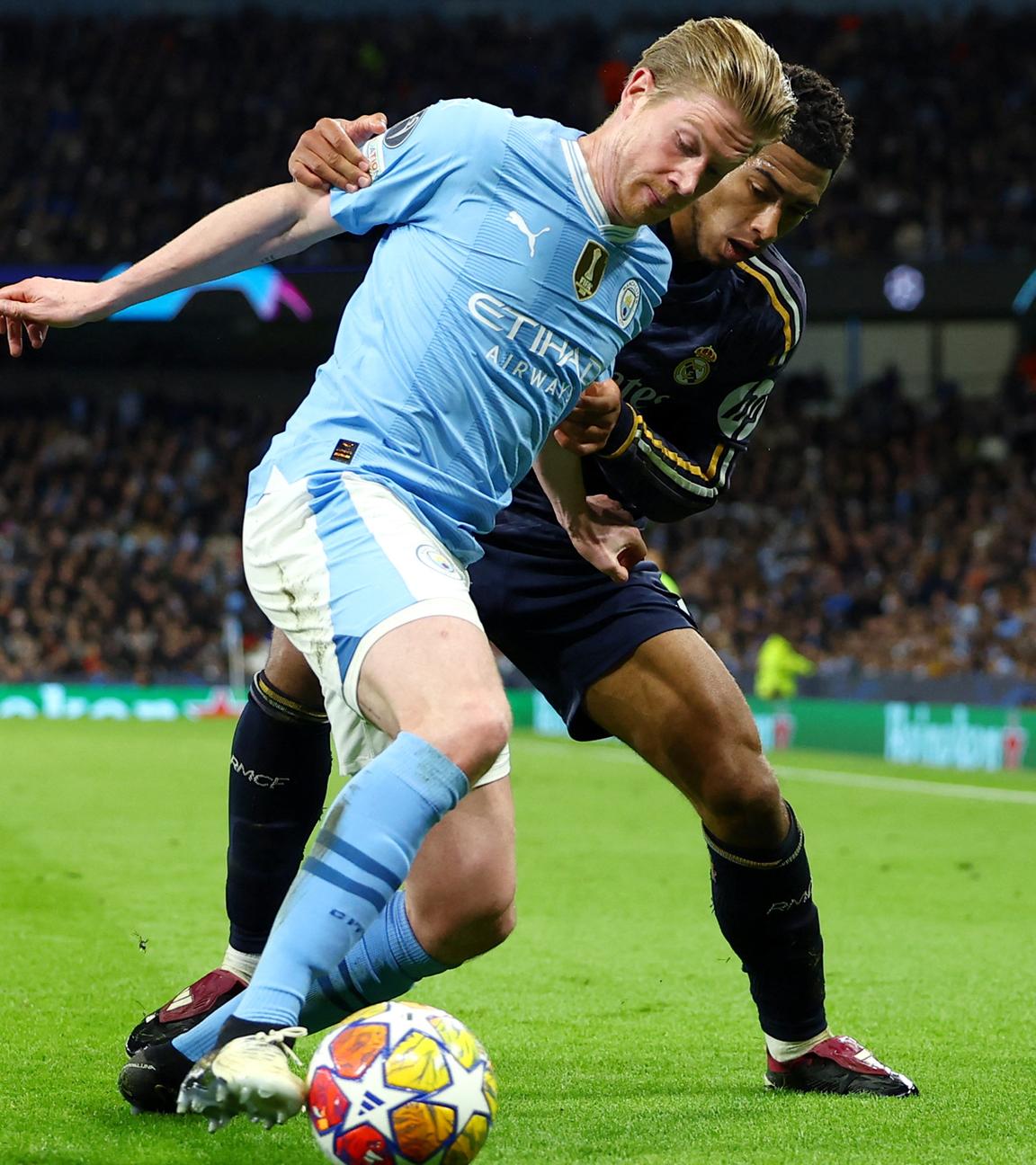 Kevin De Bruyne von Manchester City im Zweikampf mit Jude Bellingham von Real Madrid.