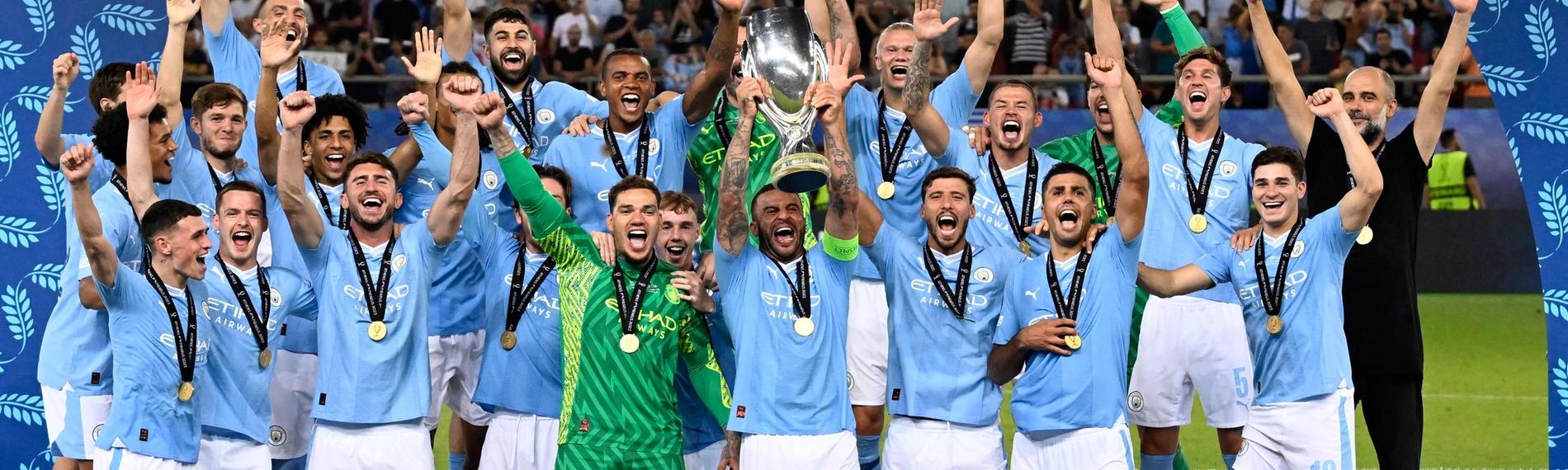 Die Mannschaft von Manchester City präsentiert den UEFA Supercup
