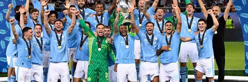 Die Mannschaft von Manchester City präsentiert den UEFA Supercup