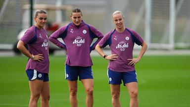 Großbritannien, Manchester: (v. l. n. r.) Laura Wienroither, Carlotta Wamser und Beth Mead von Manchester City während einer Trainingseinheit in der City Football Academy in Manchester.
