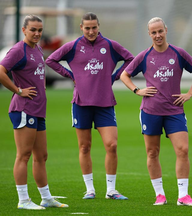 Großbritannien, Manchester: (v. l. n. r.) Laura Wienroither, Carlotta Wamser und Beth Mead von Manchester City während einer Trainingseinheit in der City Football Academy in Manchester.