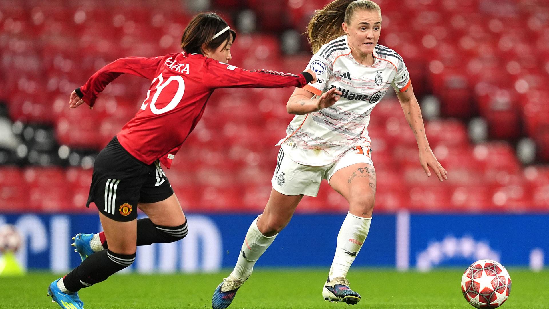Champions League der Frauen: Manchester United - FC Bayern: Georgia Stanway (r.) im Zweikampf Hinata Miyazawa
