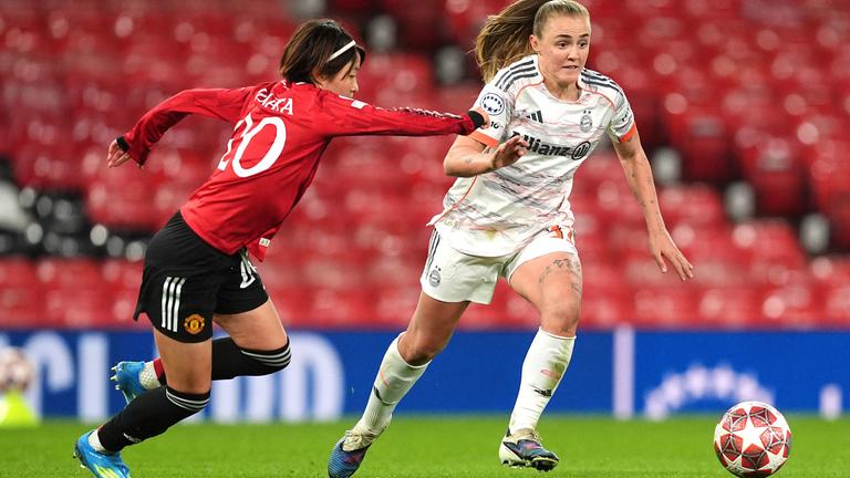 Champions League der Frauen: Manchester United - FC Bayern: Georgia Stanway (r.) im Zweikampf Hinata Miyazawa