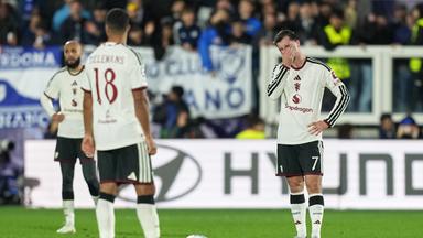 Manchester Uniteds Mason Mount (r.) ist enttäuscht