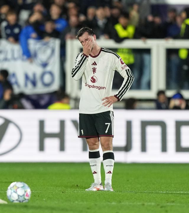 Manchester Uniteds Mason Mount (r.) ist enttäuscht