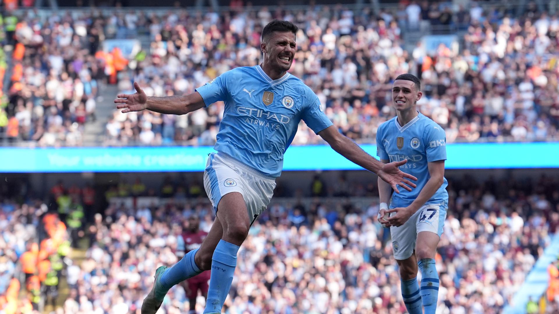 Rodri (l) von Manchester City feiert den dritten Treffer seiner Mannschaft.