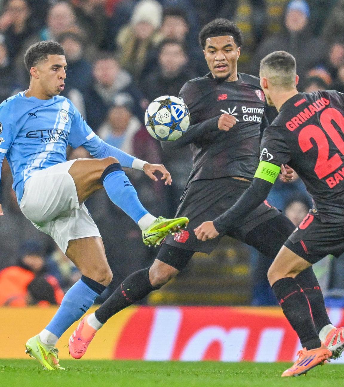 Rico Lewis (Manchester City) und Torschütze Alex Grimaldo (Bayer Leverkusen).
