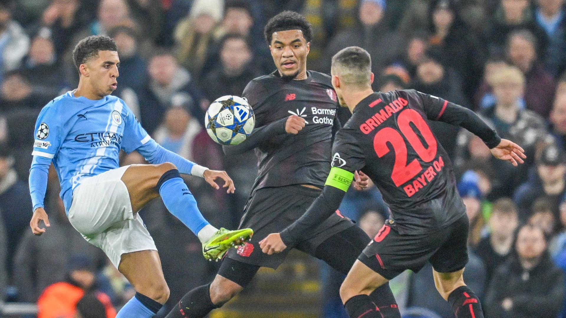 Rico Lewis (Manchester City) und Torschütze Alex Grimaldo (Bayer Leverkusen).