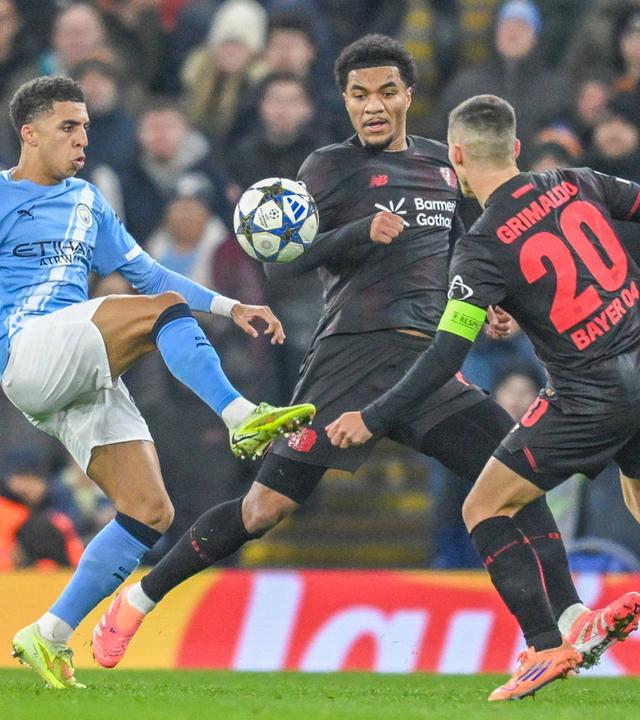 Rico Lewis (Manchester City) und Torschütze Alex Grimaldo (Bayer Leverkusen).