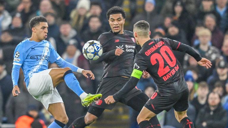 Rico Lewis (Manchester City) und Torschütze Alex Grimaldo (Bayer Leverkusen).