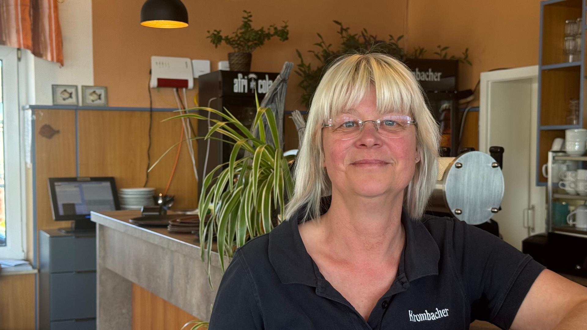 Die Kellnerin Mandy Hartung blickt in die Kamera. Aufgenommen am 22.04.2026 in Mecklenburg-Vorpommern, Kirchdorf