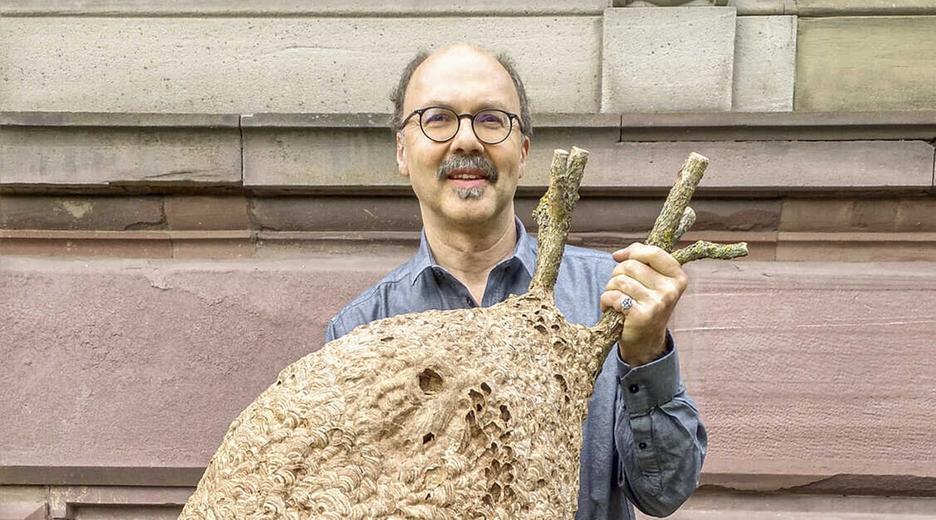 Manfred Verhaagh mit einem Nest der Asiatischen Hornisse