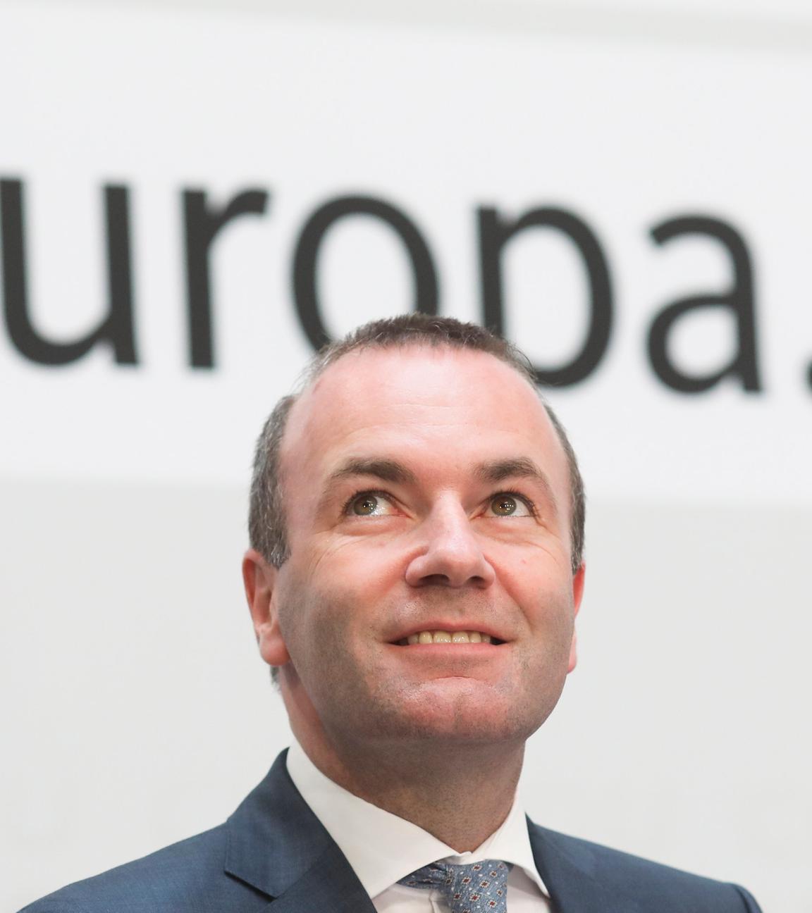 Manfred Weber blickt nach oben. Hinter ihm das Wort "Europa" auf einer Wand, Berlin, 26.05.19