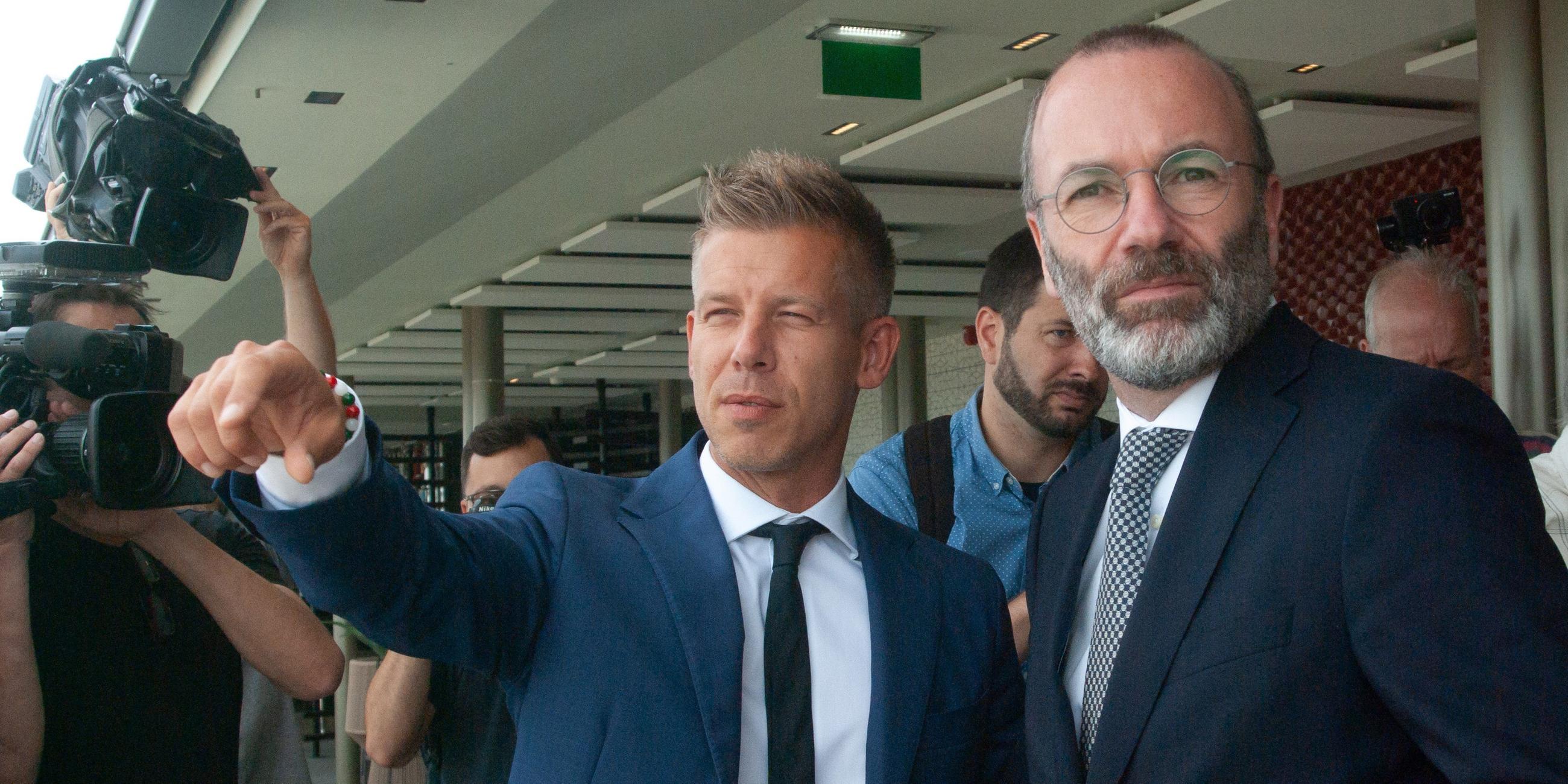Ungarn, Budapest: Manfred Weber (r), EVP-Vorsitzender, und Orbans Herausforderer Peter Magyar stehen auf dem Dach des Hilton-Hotels und schauen auf die Stadt.