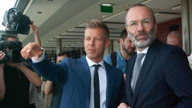 Ungarn, Budapest: Manfred Weber (r), EVP-Vorsitzender, und Orbans Herausforderer Peter Magyar stehen auf dem Dach des Hilton-Hotels und schauen auf die Stadt.