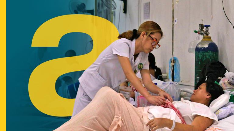 Eine Krankenpflegerin aus den Philippinen am Krankenhausbett