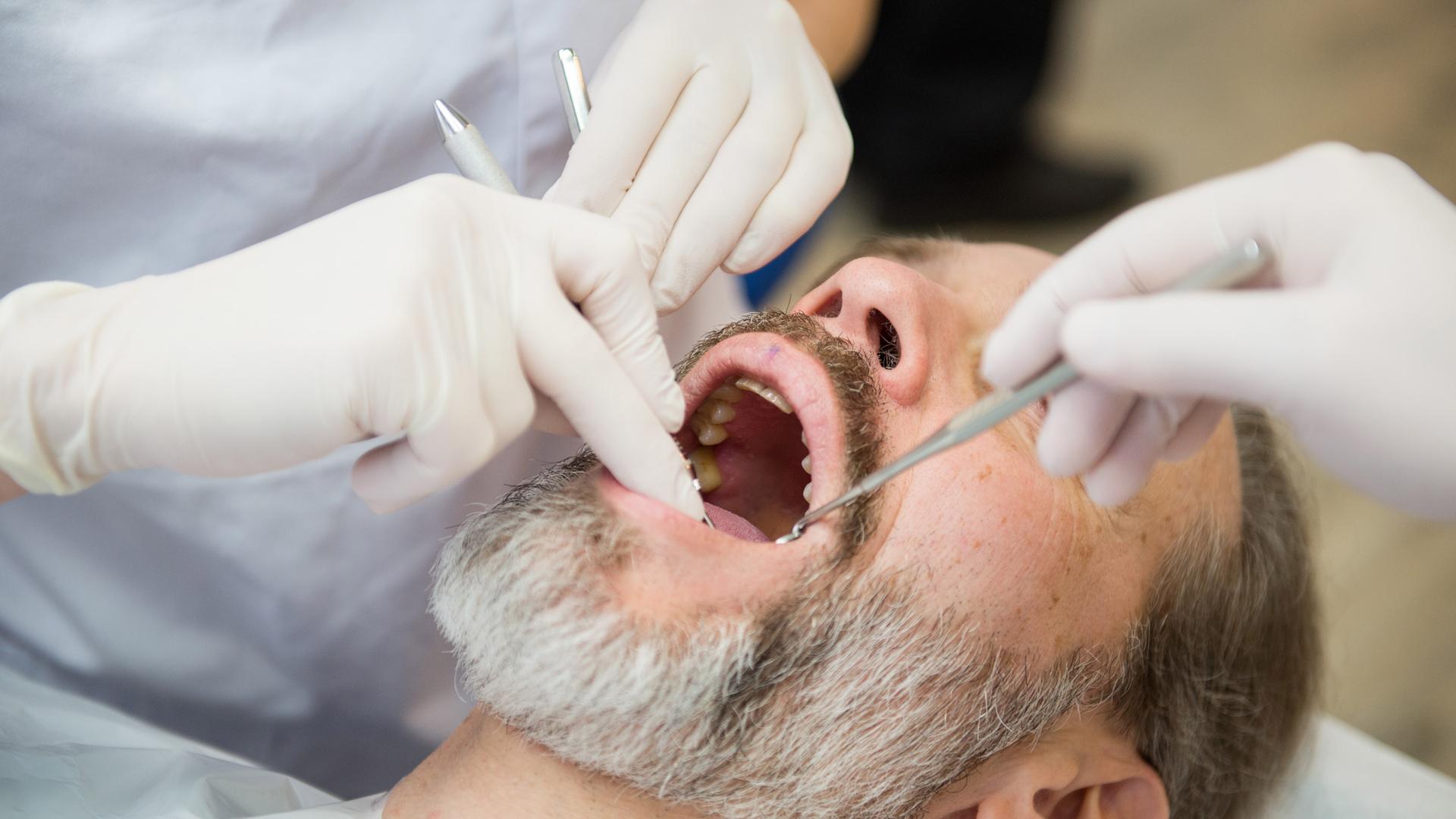 Mann beim Zahnarzt
