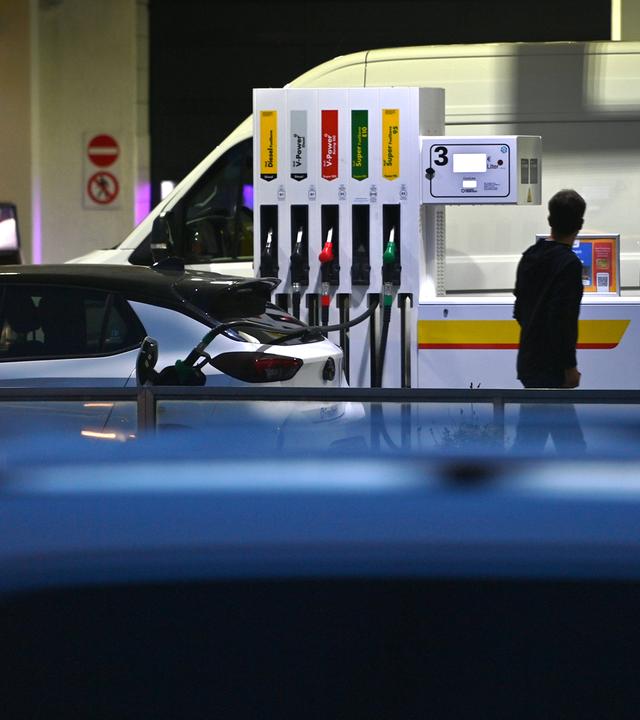 Ein Mann blickt abends auf die Anzeige seiner Zapfsäule an einer Münchner Tankstelle am 17.09.2026.