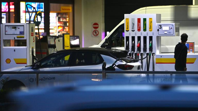 Ein Mann blickt abends auf die Anzeige seiner Zapfsäule an einer Münchner Tankstelle am 17.09.2026.