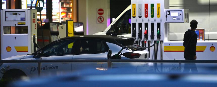 Ein Mann blickt abends auf die Anzeige seiner Zapfsäule an einer Münchner Tankstelle am 17.09.2026.