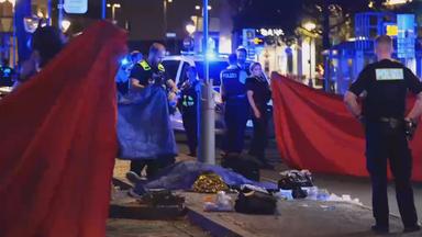 Nachdem ein Mann auf dem Hardenbergplatz vor dem Bahnhof Zoologischer Garten erschossen wurde, ist am Tatort noch Blut auf dem Boden.