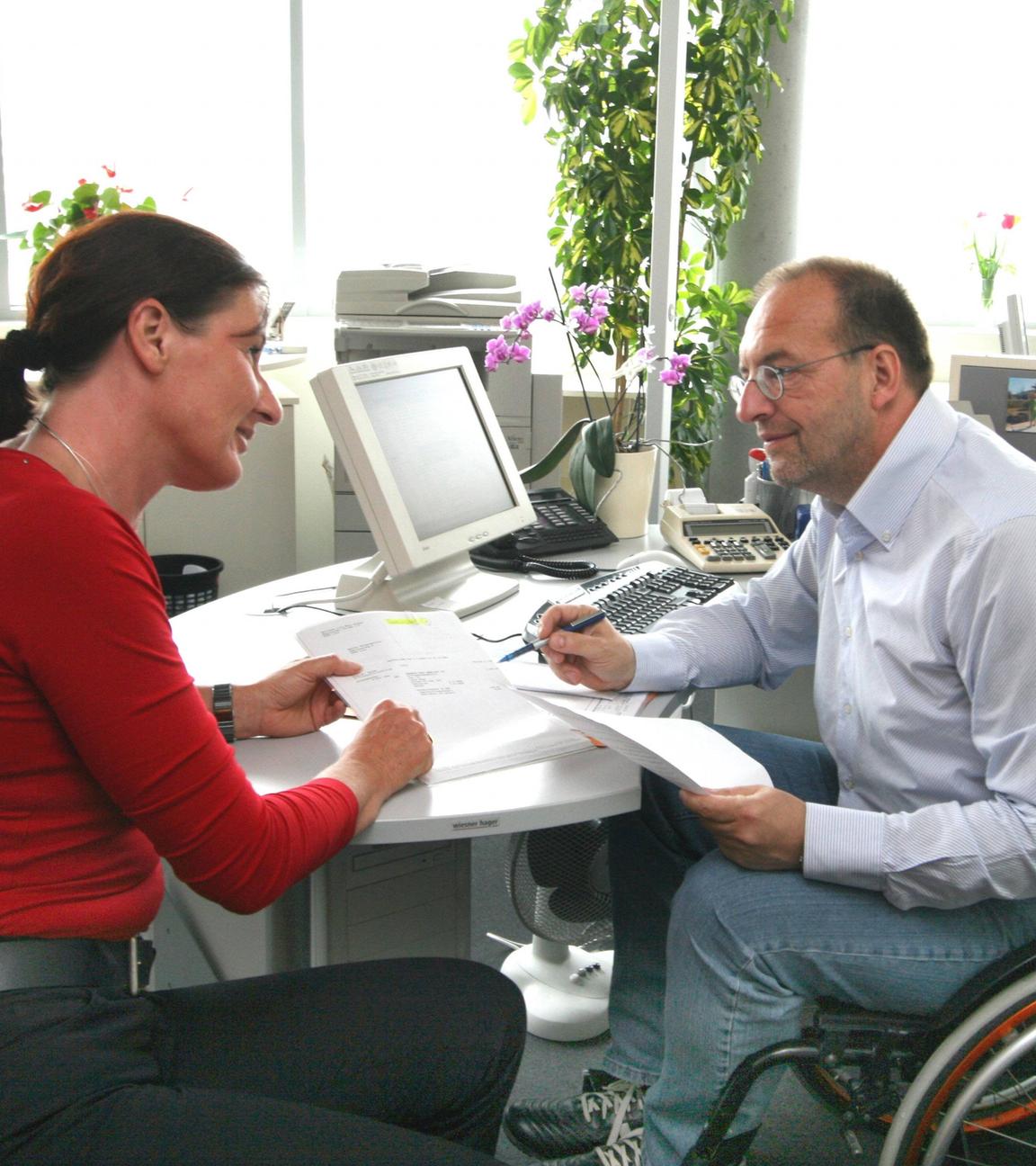 Mann im Rollstuhl am Arbeitsplatz