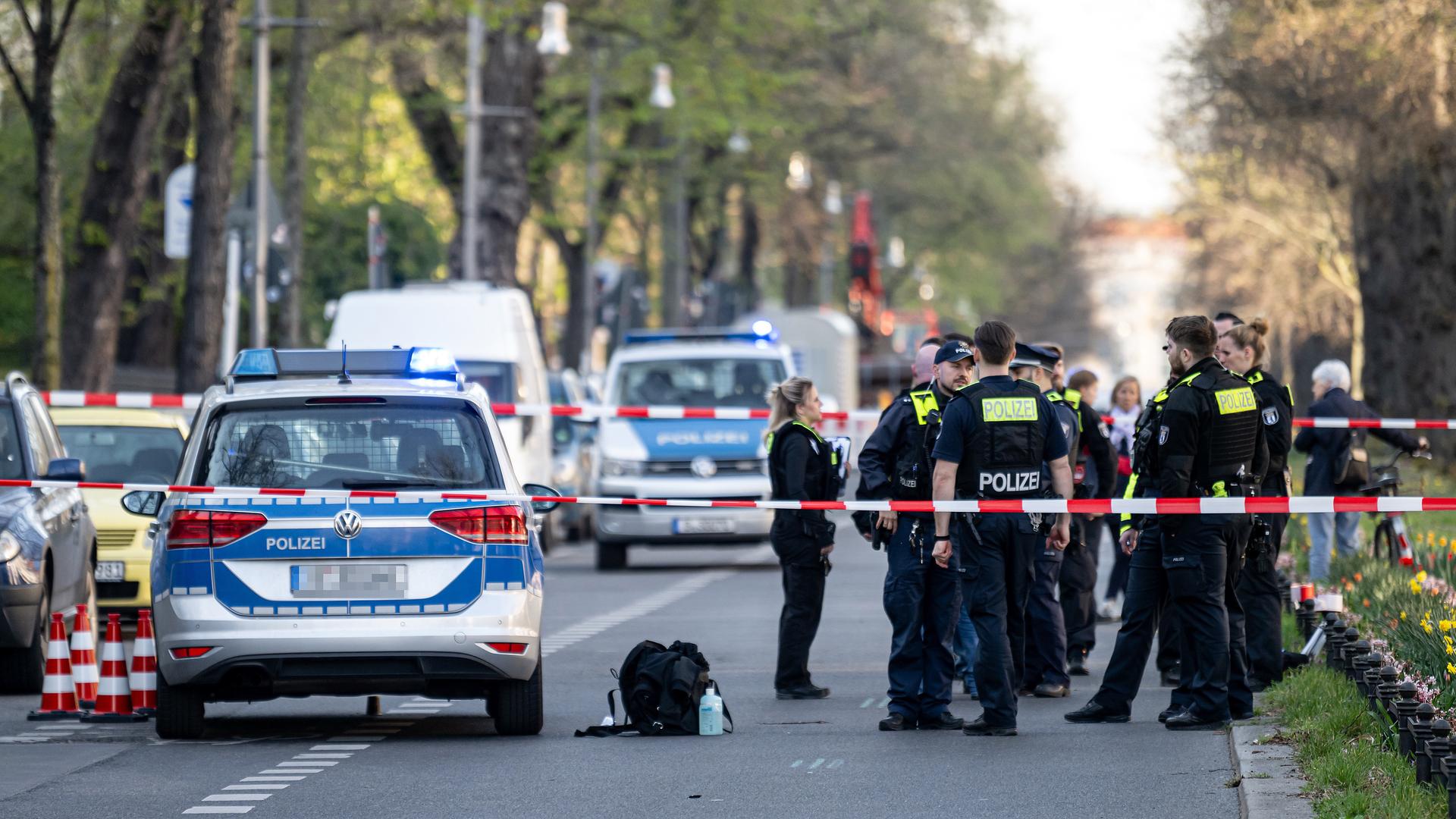 Berliner Polizisten stehen nach einer Gewalttat in einem U-Bahnhof an einem zweiten Tatort in der Schloßstraße ama 12.04.2025