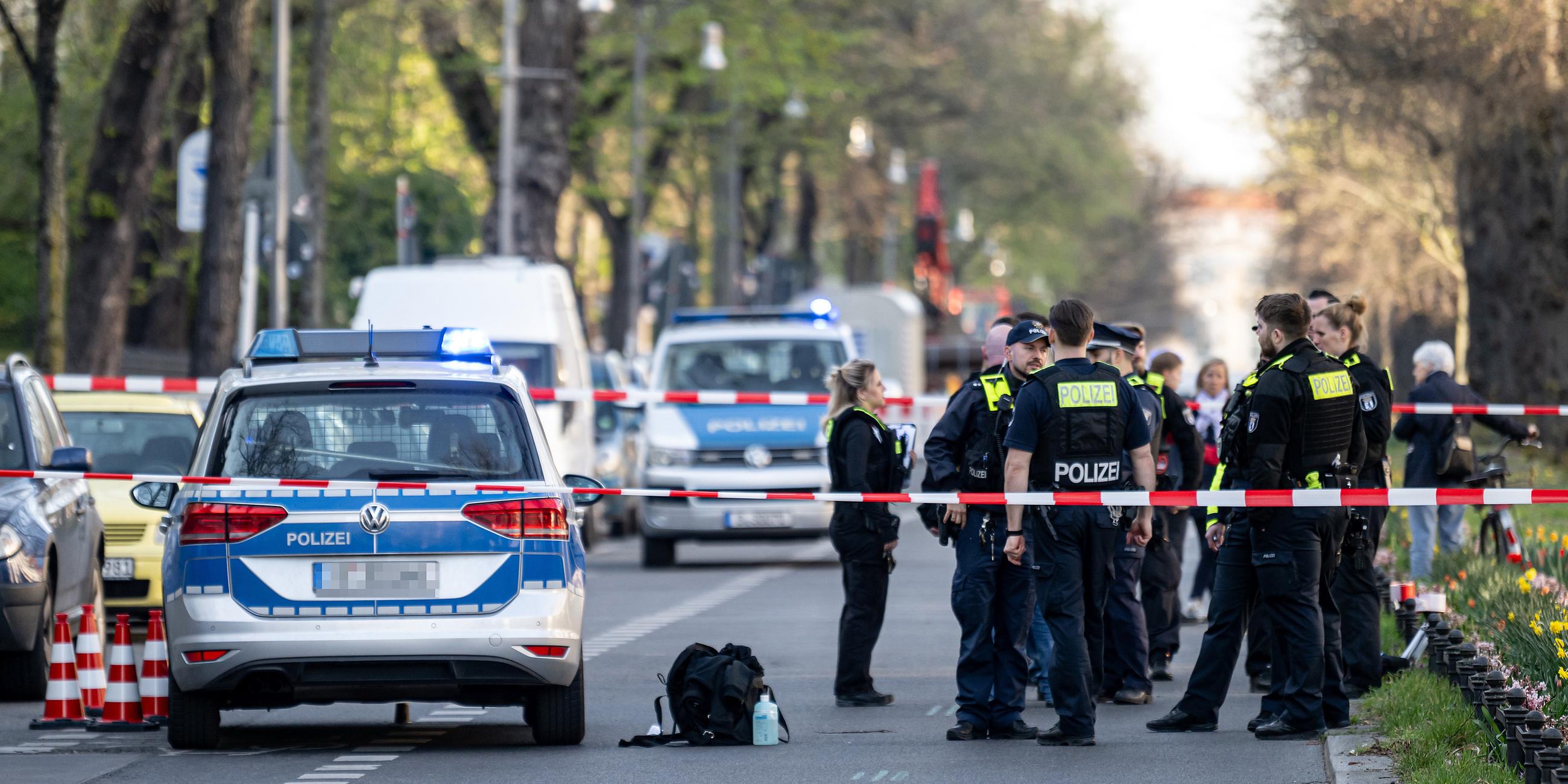 Berliner Polizisten stehen nach einer Gewalttat in einem U-Bahnhof an einem zweiten Tatort in der Schloßstraße ama 12.04.2025