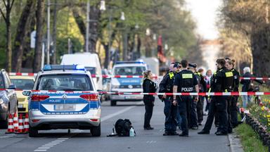Berliner Polizisten stehen nach einer Gewalttat in einem U-Bahnhof an einem zweiten Tatort in der Schloßstraße ama 12.04.2025