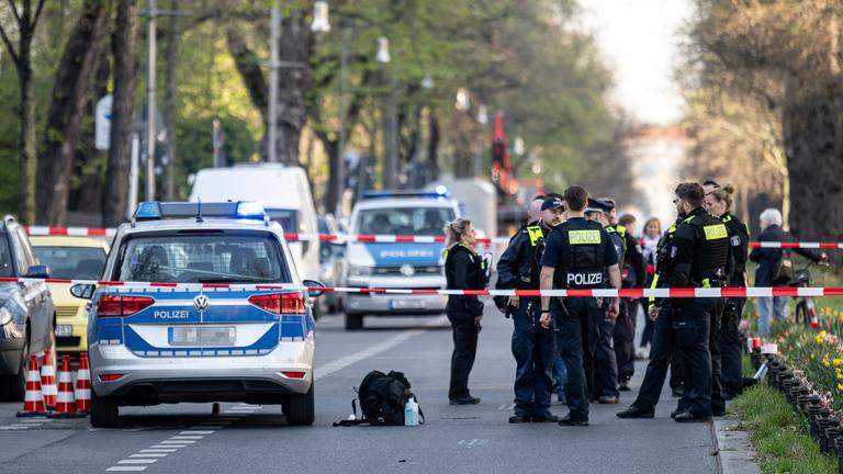 Berliner Polizisten stehen nach einer Gewalttat in einem U-Bahnhof an einem zweiten Tatort in der Schloßstraße ama 12.04.2025
