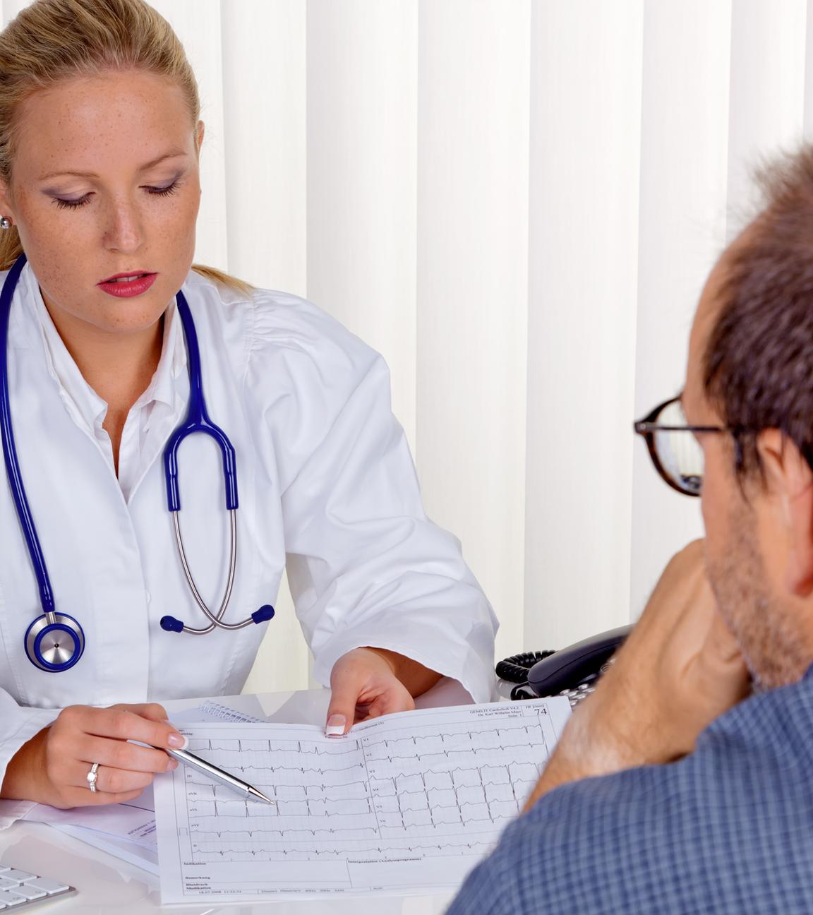 Mann im Patientengespräch mit einer jungen Ärztin