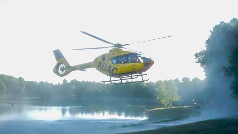 Helikopter bringt fast ertrunkenen Schwimmer in Krankenhaus