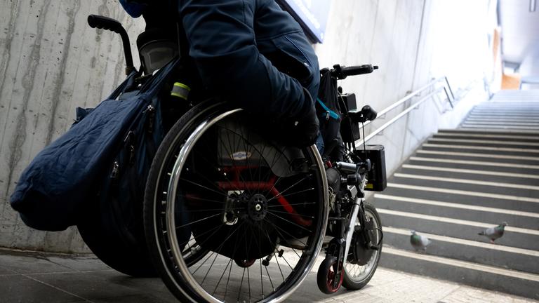 Bayern, München: Ein Mann steht mit seinem Rollstuhl am S-Bahnhof Laim an einer Treppe. Archivbild