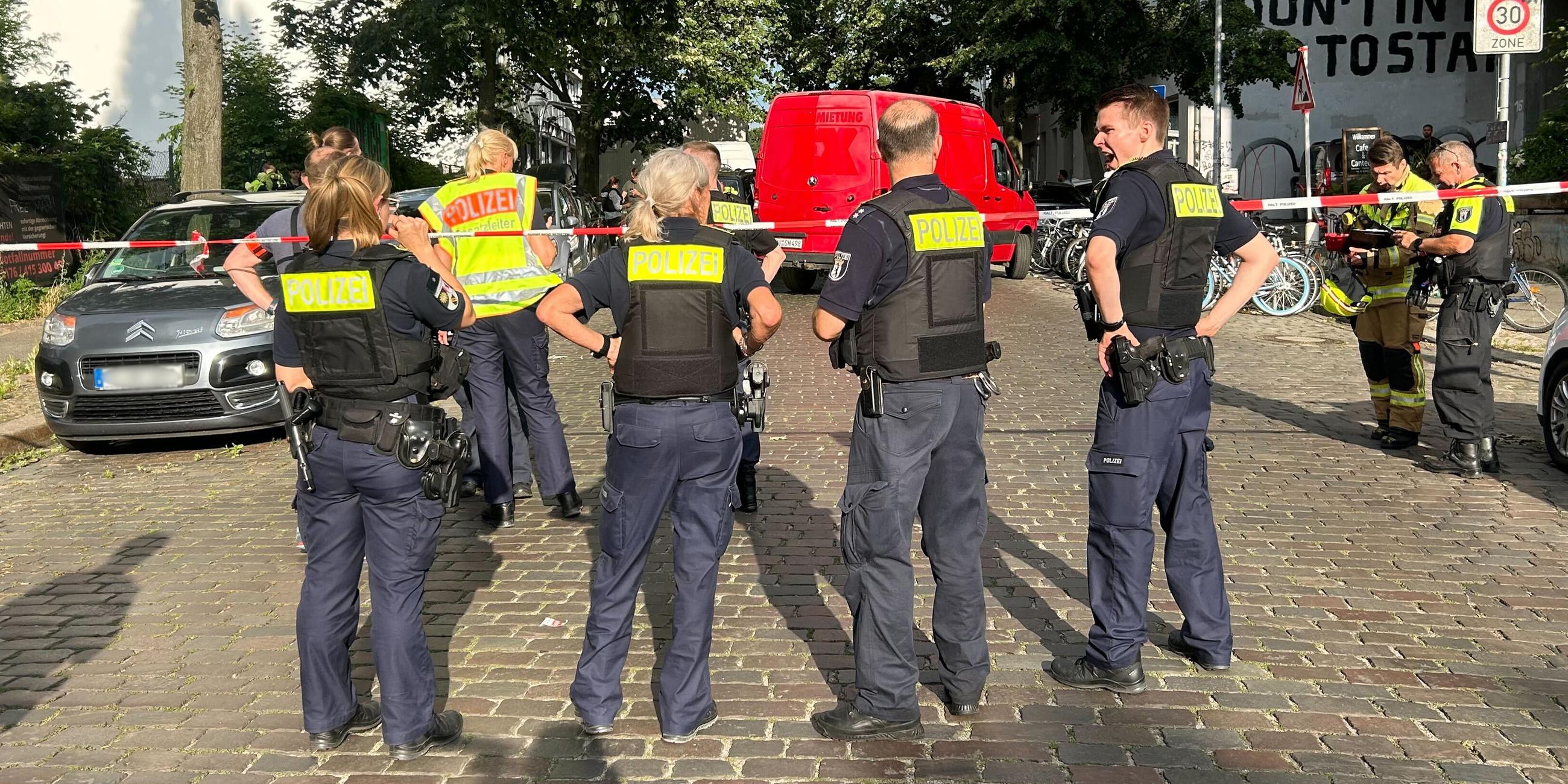 Einsatzkräfte der Polizei stehen an einem Tator am 11.07.2024.