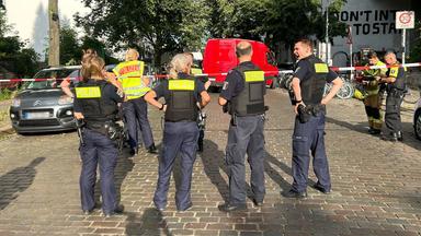 Einsatzkräfte der Polizei stehen an einem Tator am 11.07.2024.