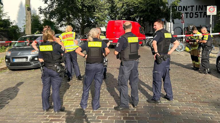 Einsatzkräfte der Polizei stehen an einem Tator am 11.07.2024.