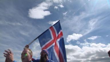Mann trägt isländische Flagge